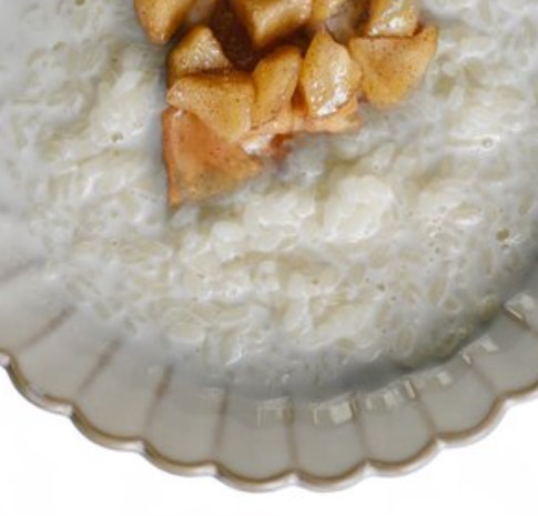 Рисовая каша с яблоком и корицей