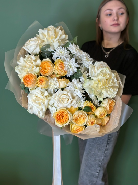 Большой букет с пионовидными желтыми розами ,пушистой хризантемой и эквадорским