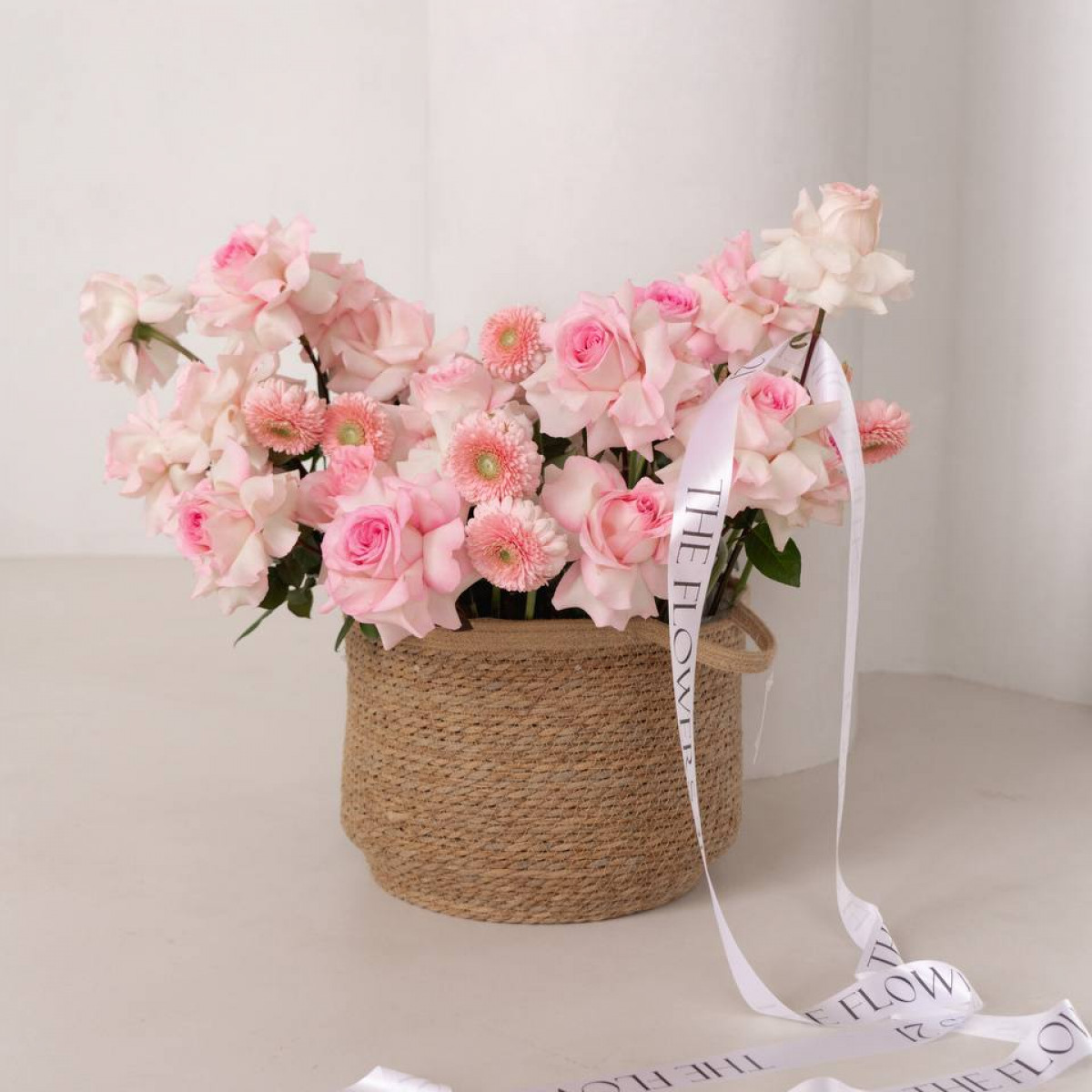 Корзина сборная с французскими розами и герберами