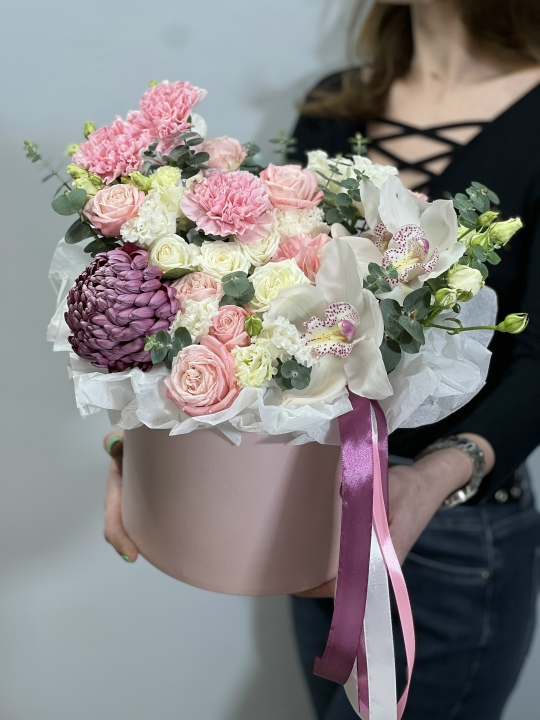 Цветы в шляпной коробке