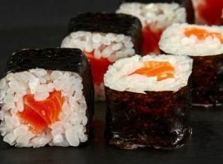 Маки с лососем