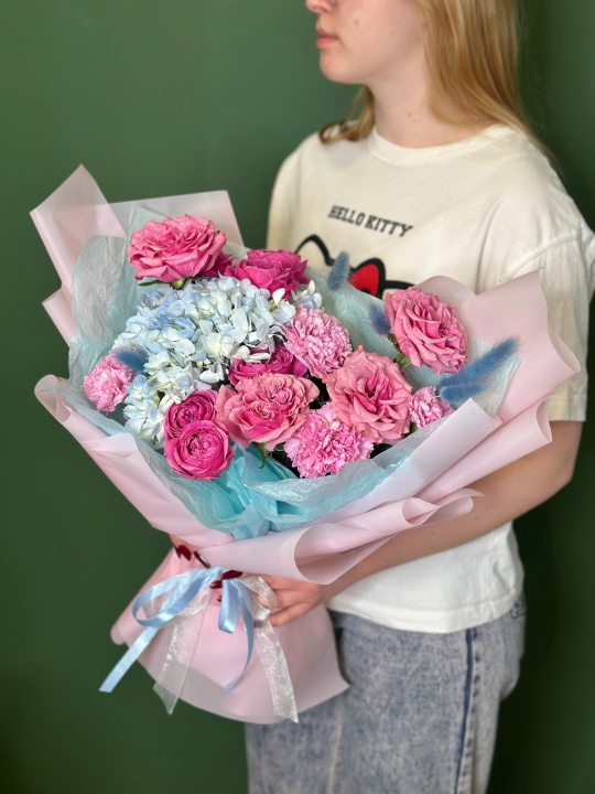 Букет с гортензией ,пионовидными розами и диантусами