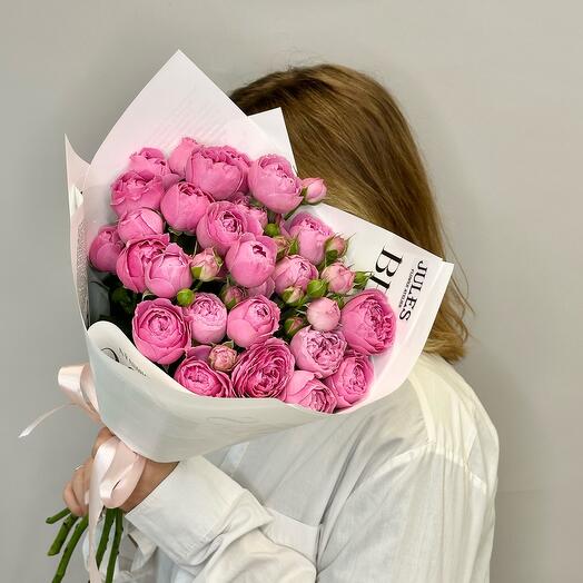 Букет из пионовидных роз Мисти Баблс в стильной упаковке