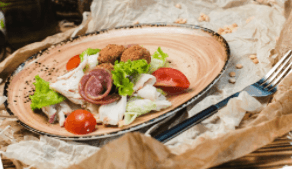 Салат с сырными шариками