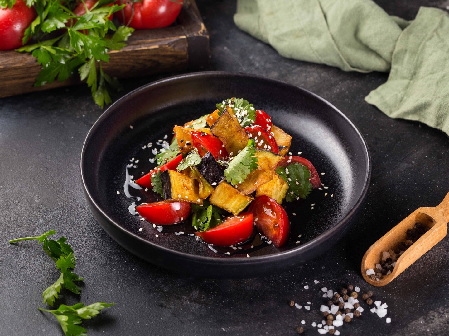 Салат Хрустящие баклажаны с помидорами 