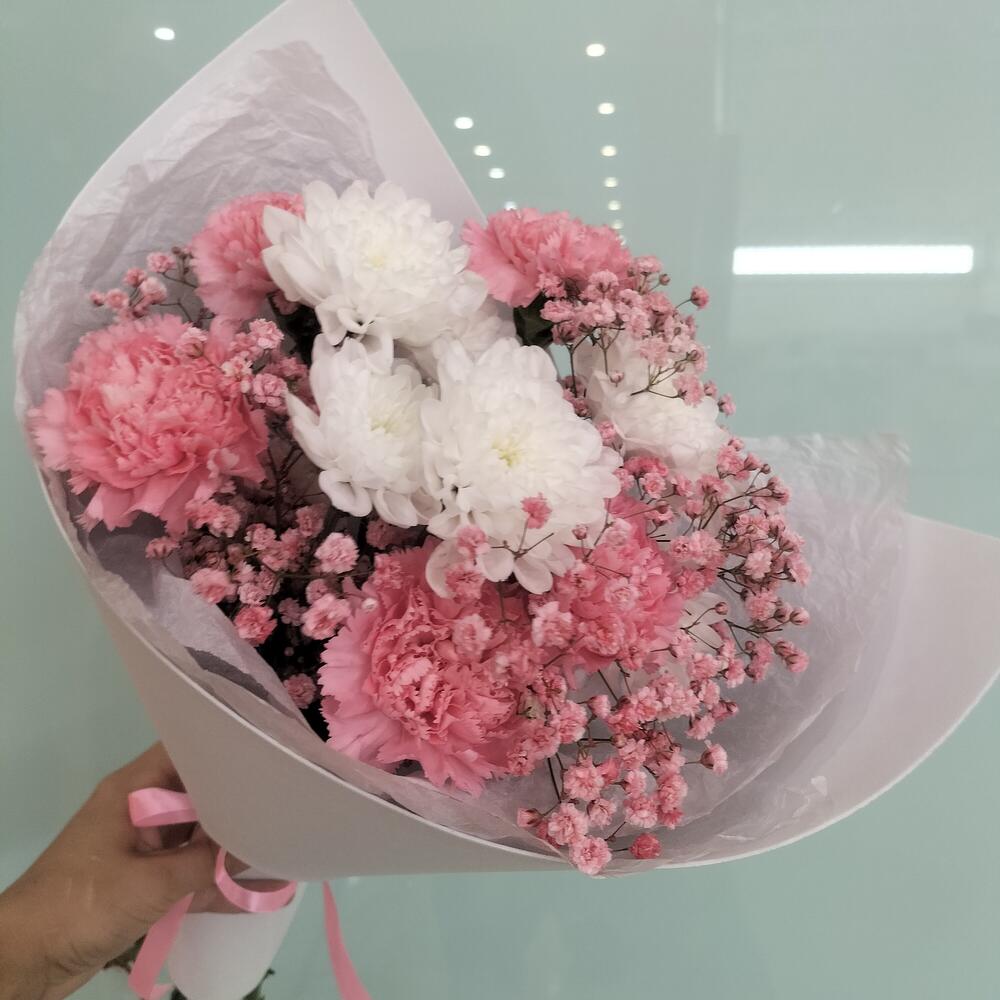 Букет "Розовое чудо" из белой хризантемы с диантусами ко дню рождения