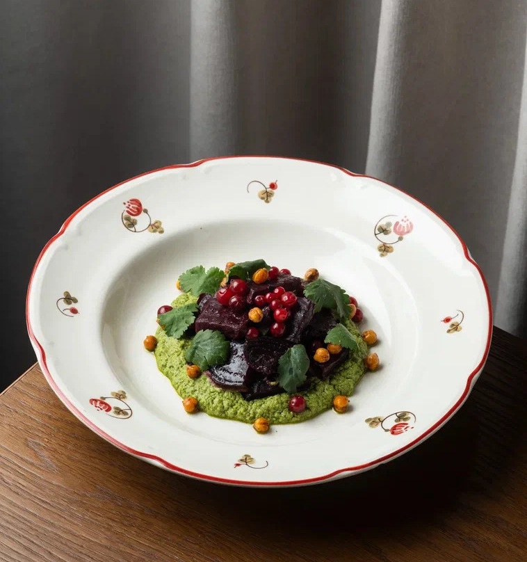 Печеная свекла, песто, брусника, кинза