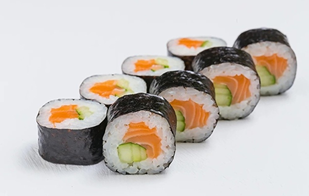 Ролл с лососем и огурцом