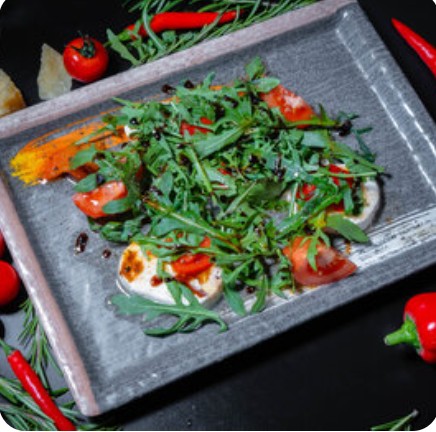 Салат с моцареллой, рукколой и перцем на гриле