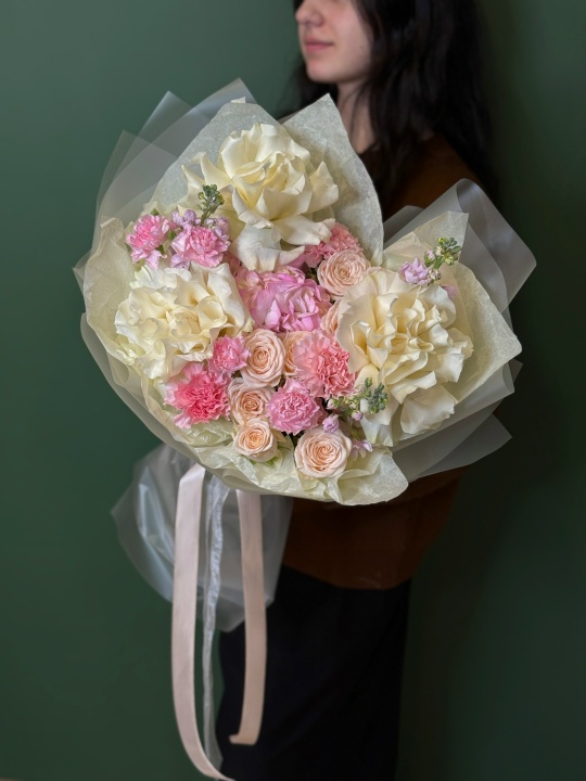 Букет нежный с белыми розами, гортензией, кустовыми розами и маттиолой