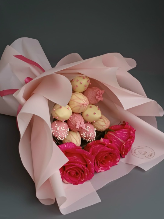 Букет с клубникой и розами