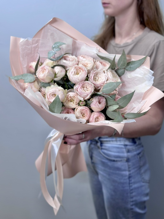 Пионовидные розы менсфилд