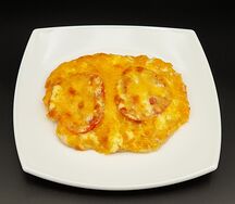 Куриное филе с помидорами под сыром
