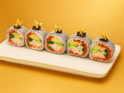 Ролл с угрем и крабом с чёрной икрой