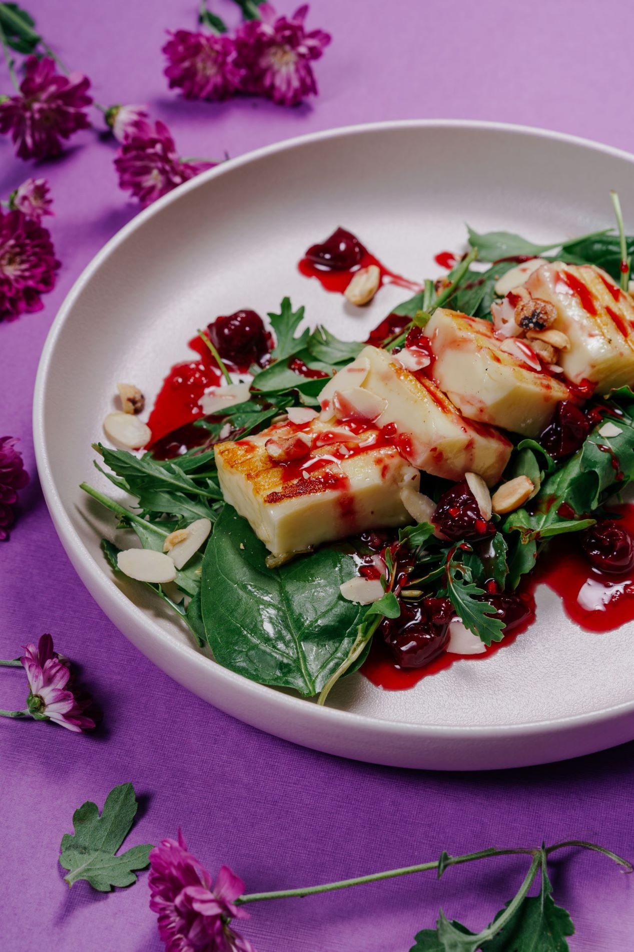 Фермерский халлуми с вишневым соусом