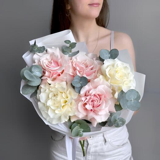Букет белая и розовая французская роза с эвкалиптом