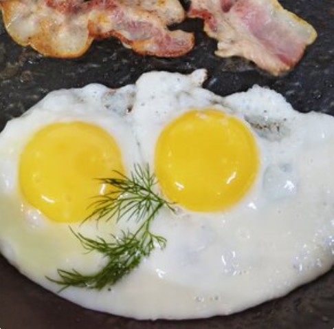 Глазунья с беконом