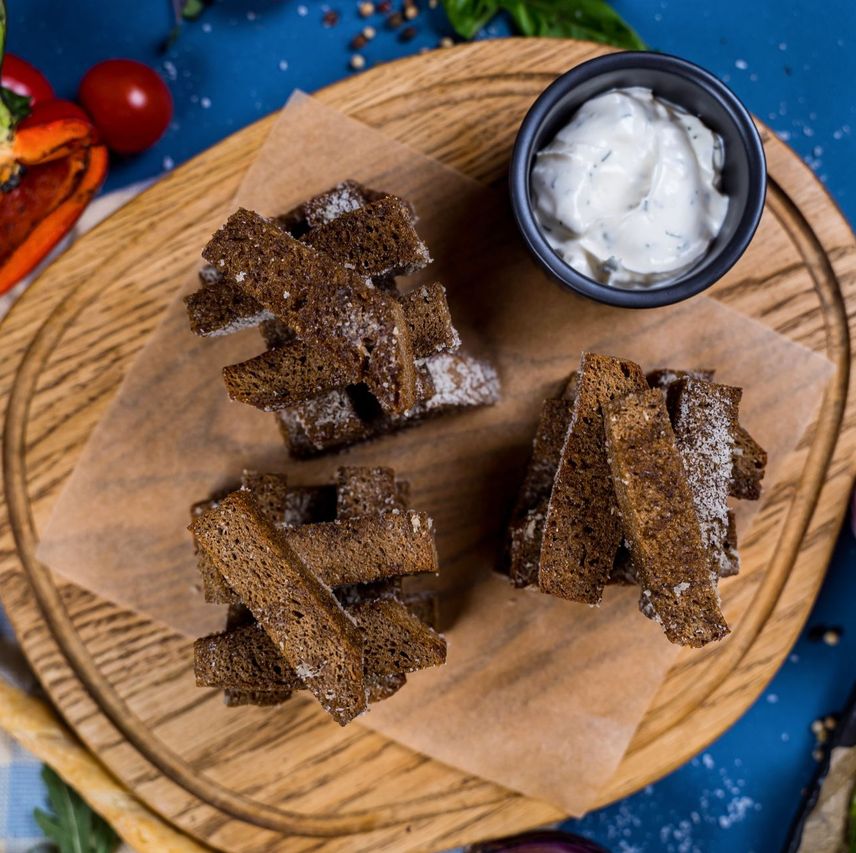 Русские ржаные гренки с чесночным соусом