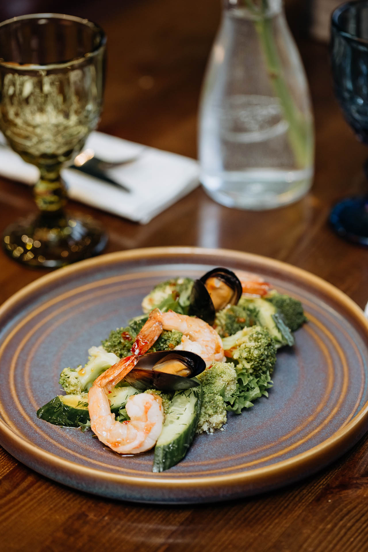 Салат с битыми огурцами и морепродуктами