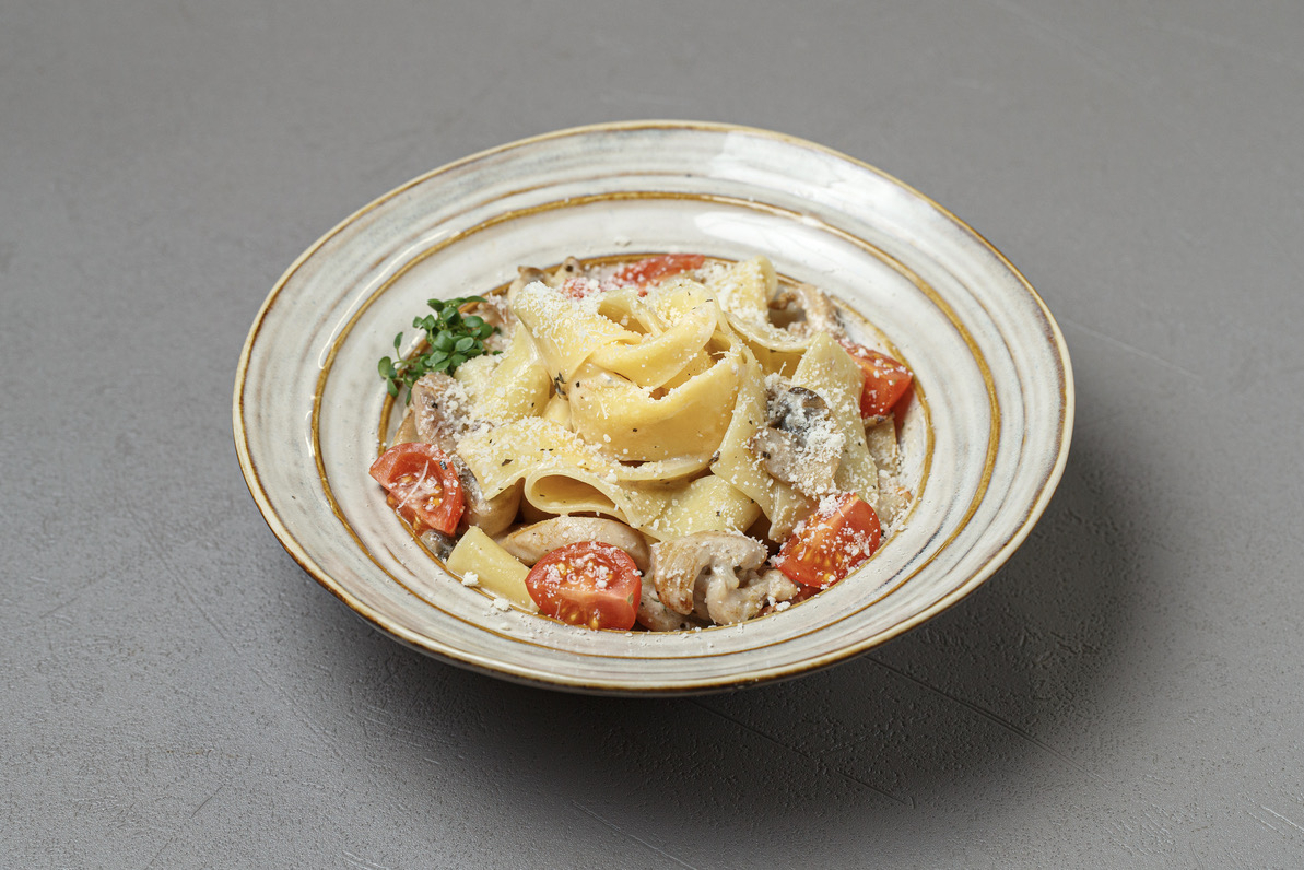 Сливочная паста с курицей и шампиньонами