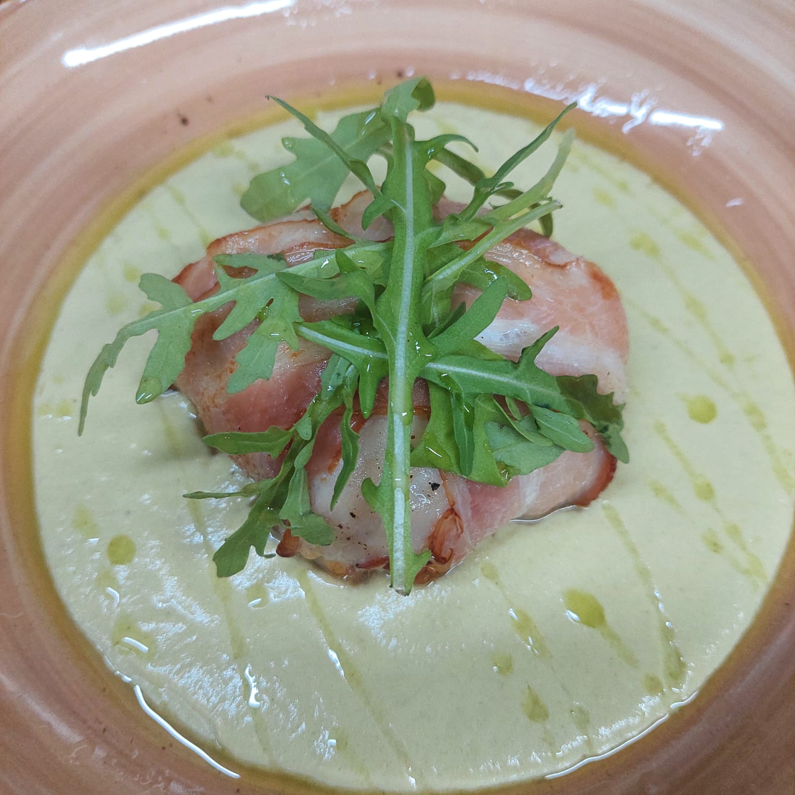 Мешочек мясной с грибами, сыром, на подушке из пюре брокколи 