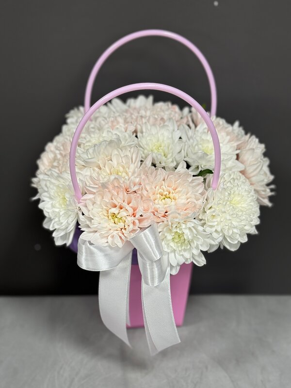 Сумочка из 3 нежных пушистых кустовых хризантем