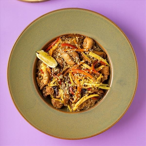 Фунчоза с курицей и грибами шиитаке