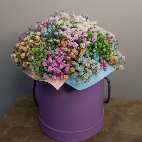 Нежные гипсофилы в шляпной коробке