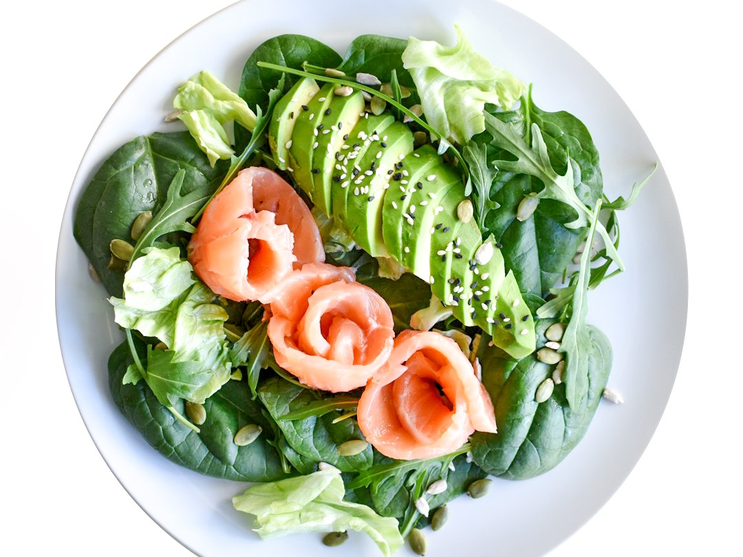 Зелёный салат с лососем и авокадо