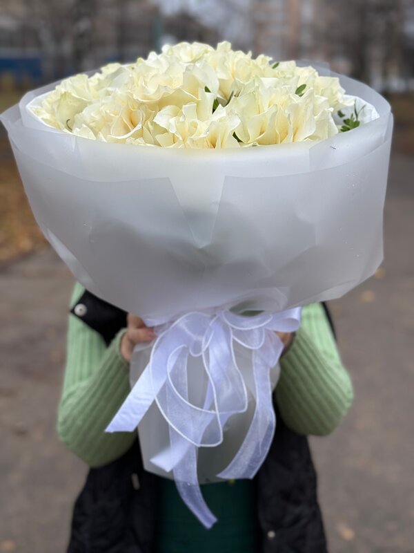 Букет из 9 белых французских роз с пистацией