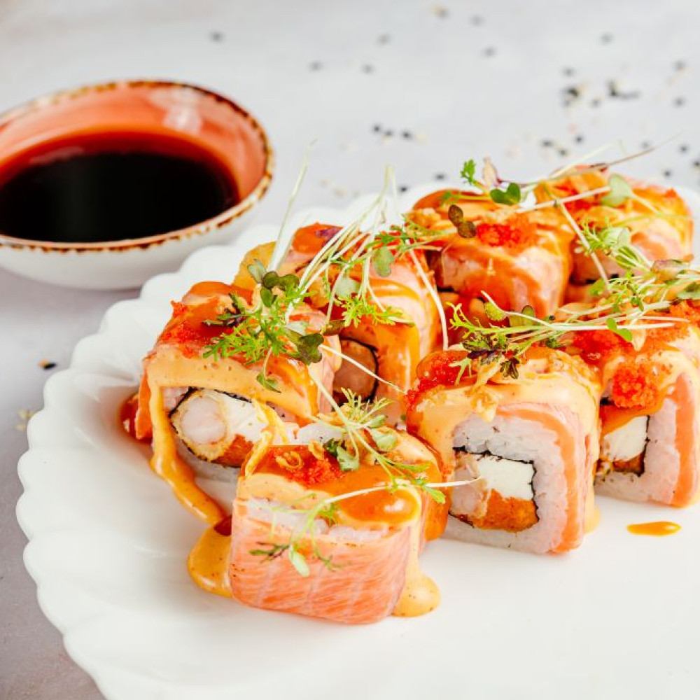 Ролл с обоженным лососем
