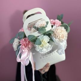 Сумочка микс диантусов с эвкалиптом