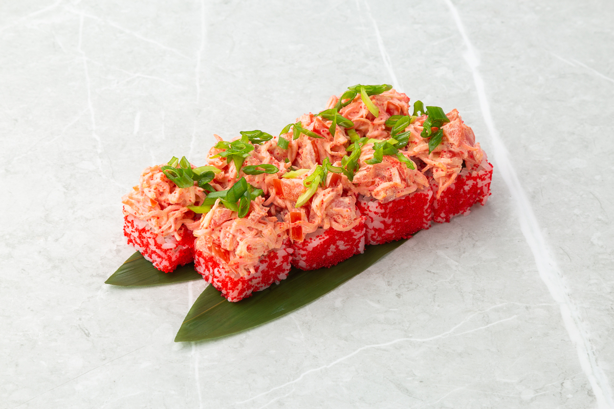 Ролл с крабом и томатами