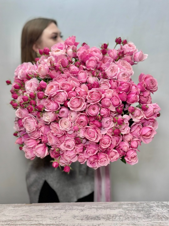 Большой букет из кустовой пионовидной розы Сильва пинк