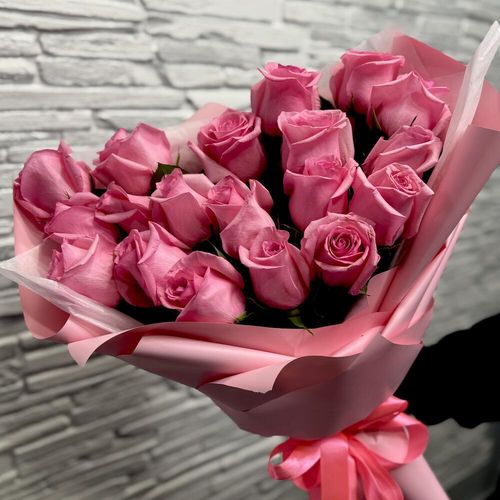 Букет розовых роз в розовой упаковке
