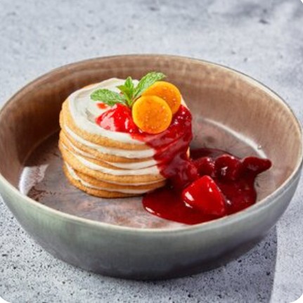 Десерт Молочная девочка с клубничным конфи