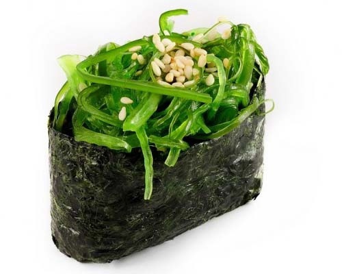 Гункан с чукой и ореховым соусом