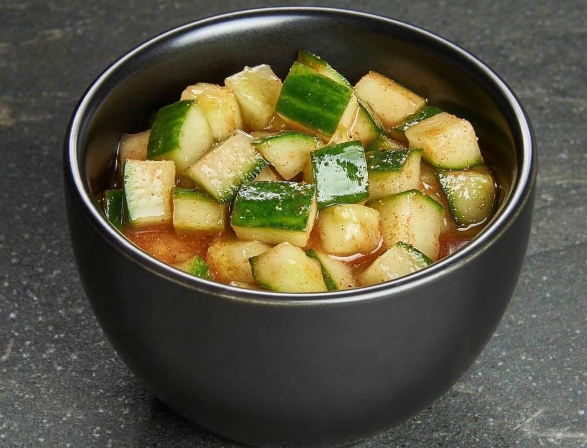 Салат с огурцами кимчи