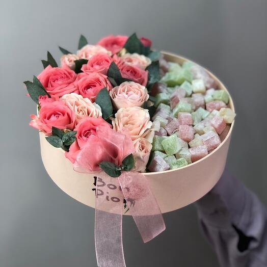 Цветы в коробке со сладостями