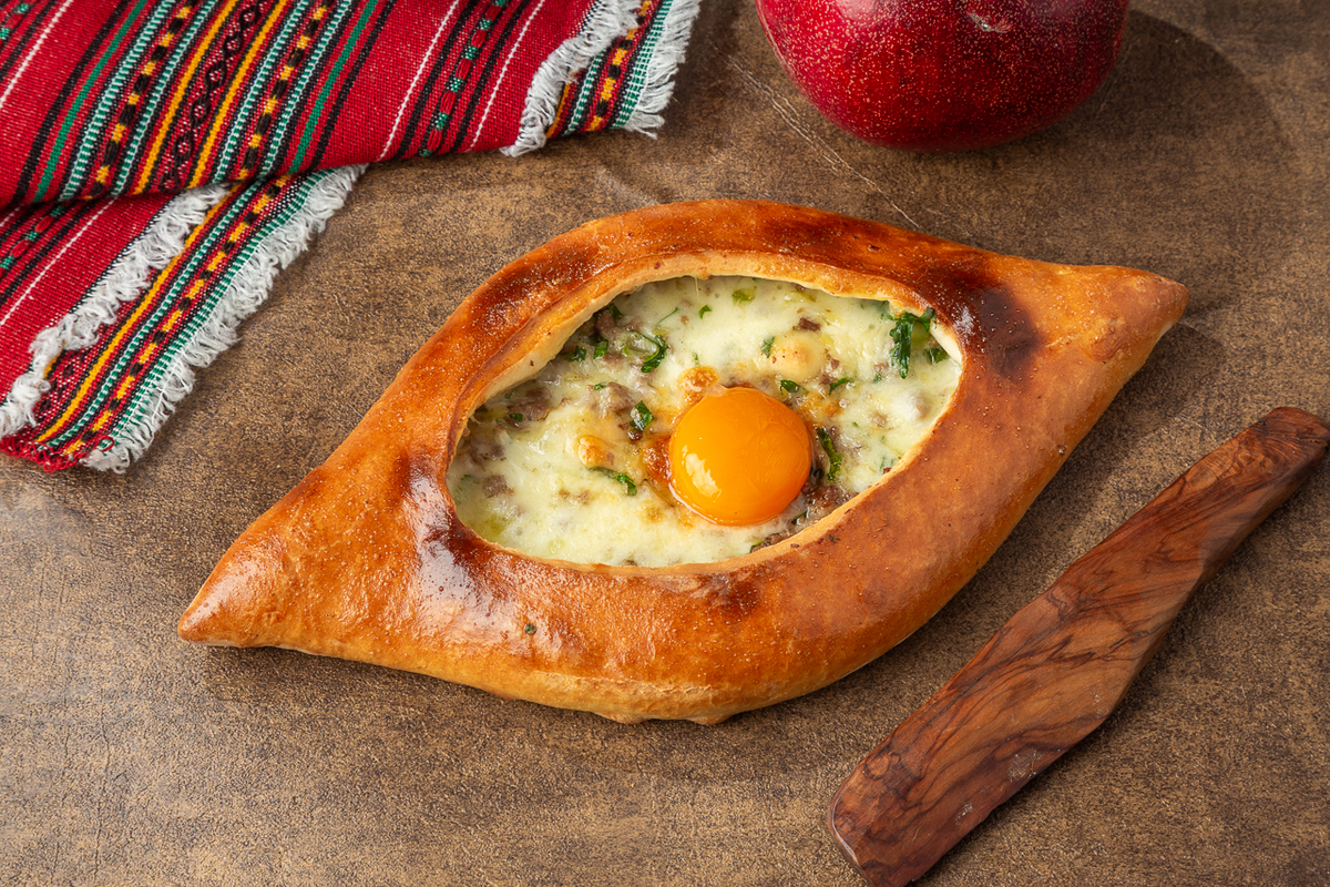 Хачапури с говядиной и сыром