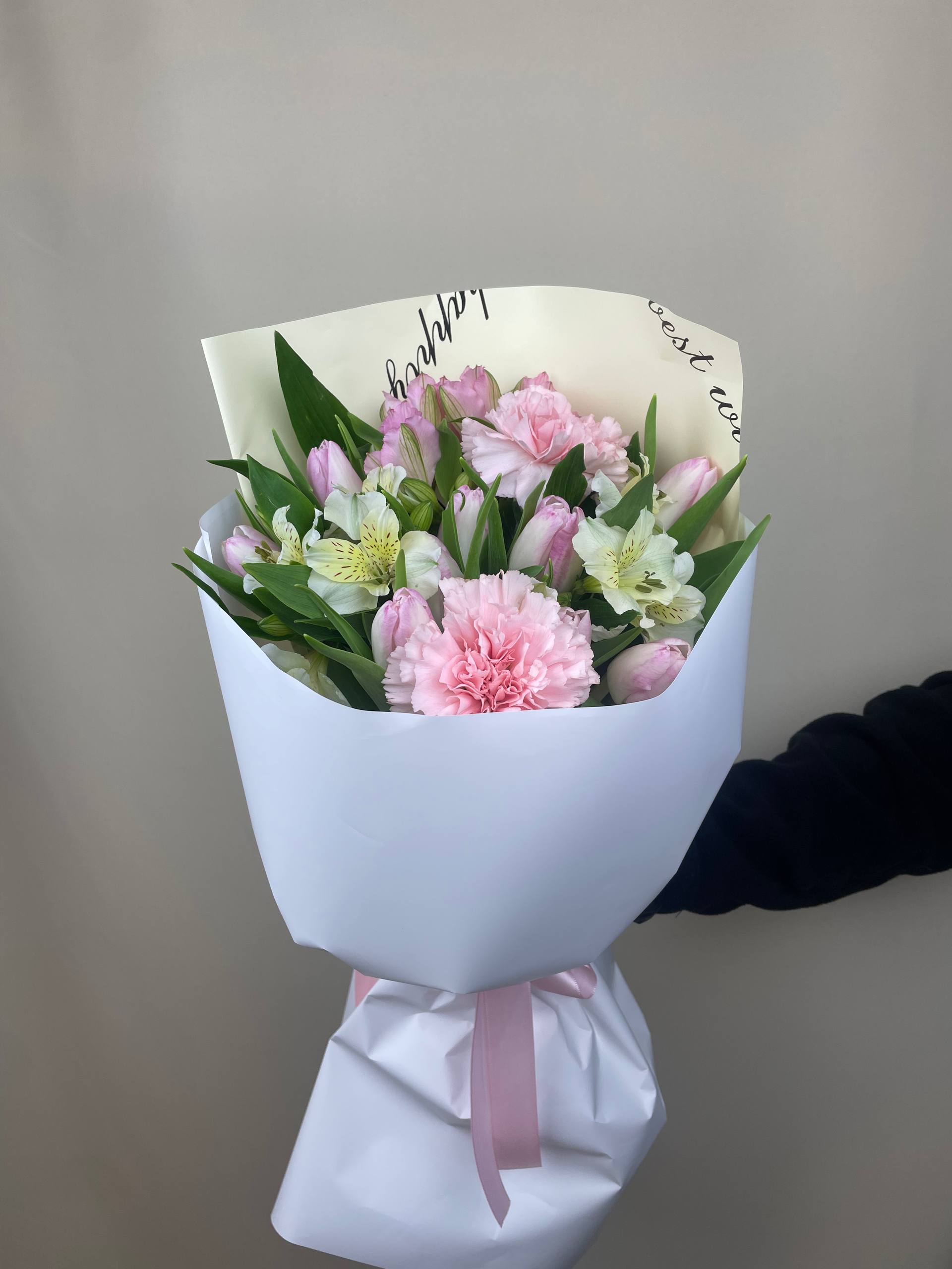 Букет из тюльпанов , альстромерии и диантусов