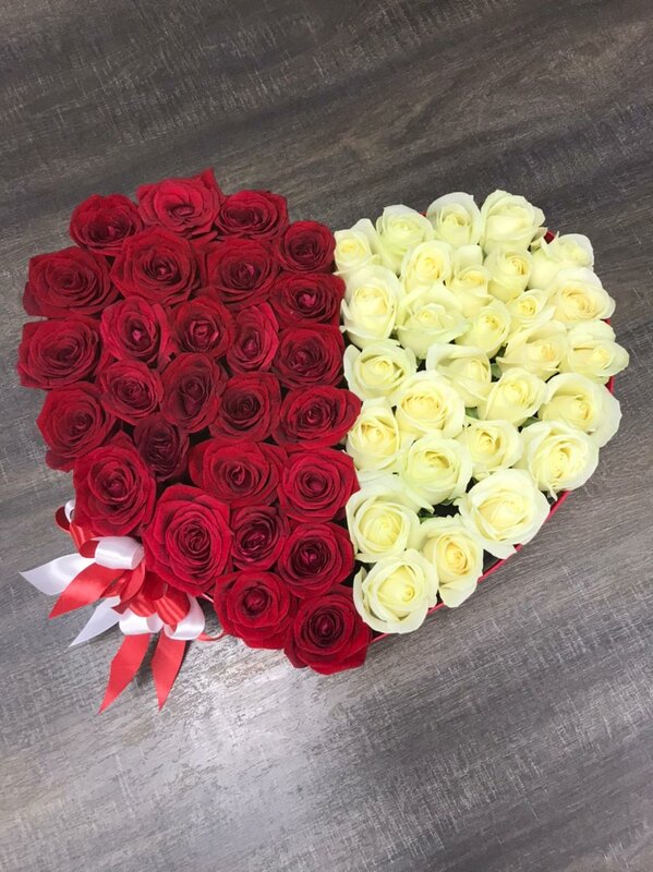 Композиция Сердце из 51 розы
