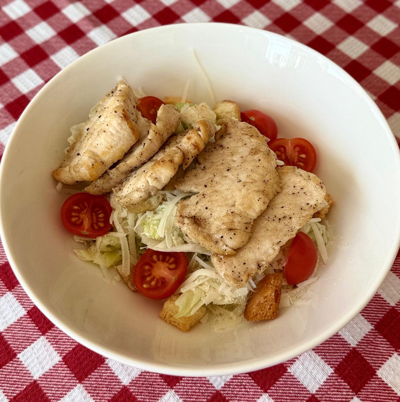 Салат Цезарь с куриной грудкой