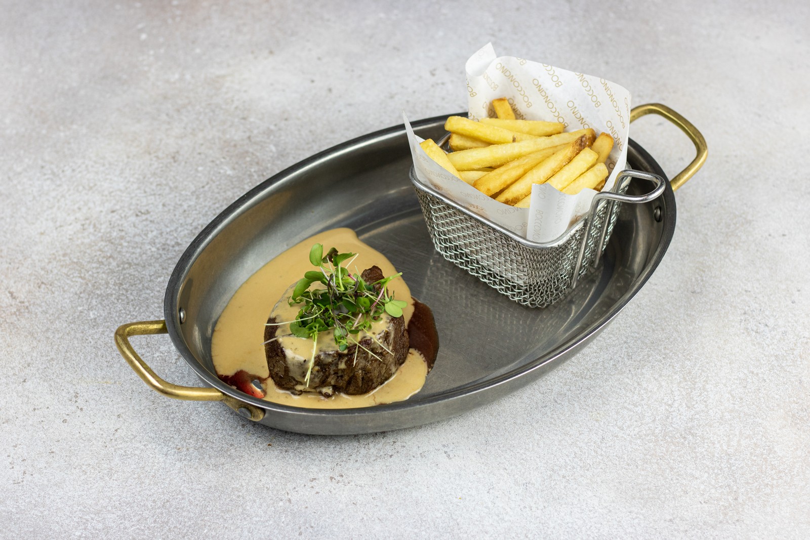 Вырезка в перечном соусе с гарниром на выбор