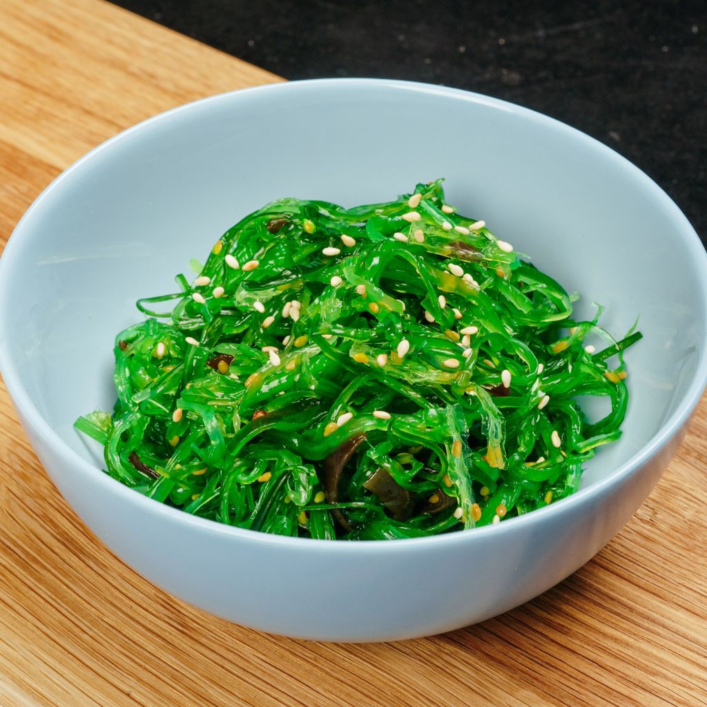 Салат Чука с ореховым соусом