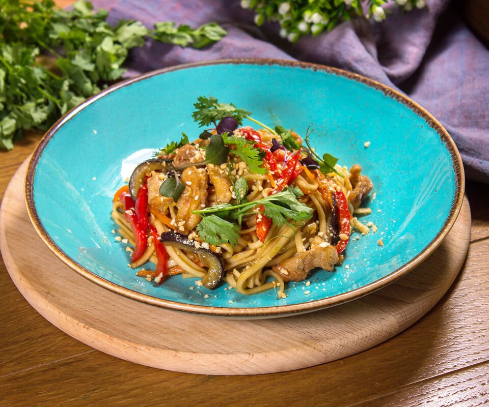 Пшеничная лапша удон с курицей