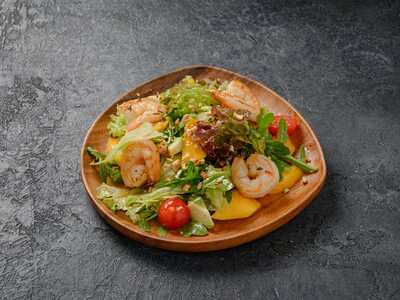 Салат с креветками и манго
