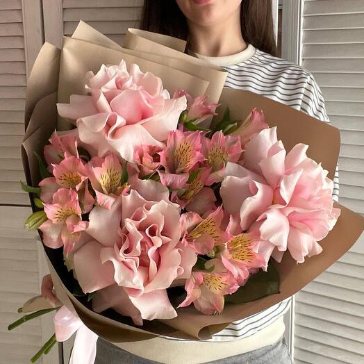 Букет с французскими розами и альстромерией