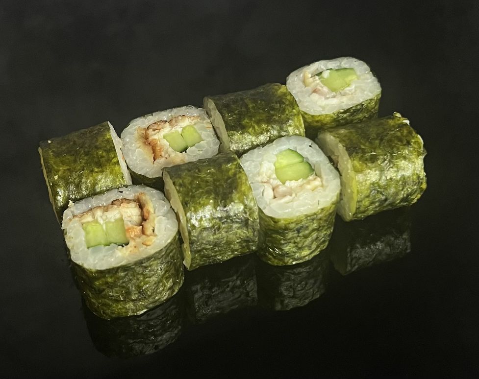 Ролл с угрём и огурцом