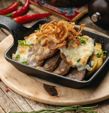 Сковородка с языком и запеченным картофелем